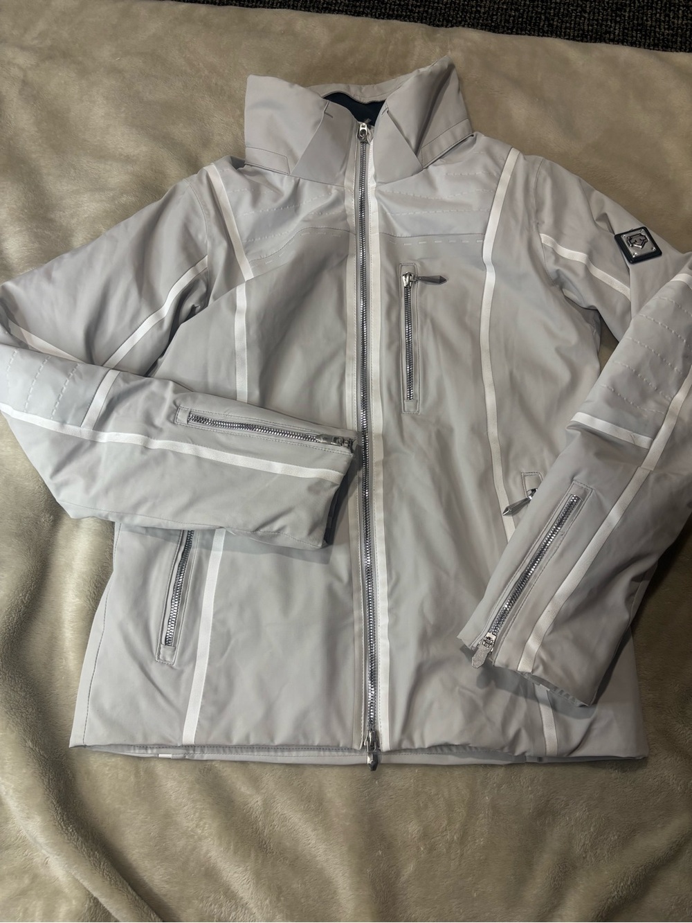 Descente Light Gray Ski Jacket with Reflective Accents